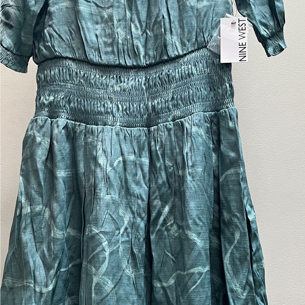 Nine West Women’s green blouson mini dress. Medium size.